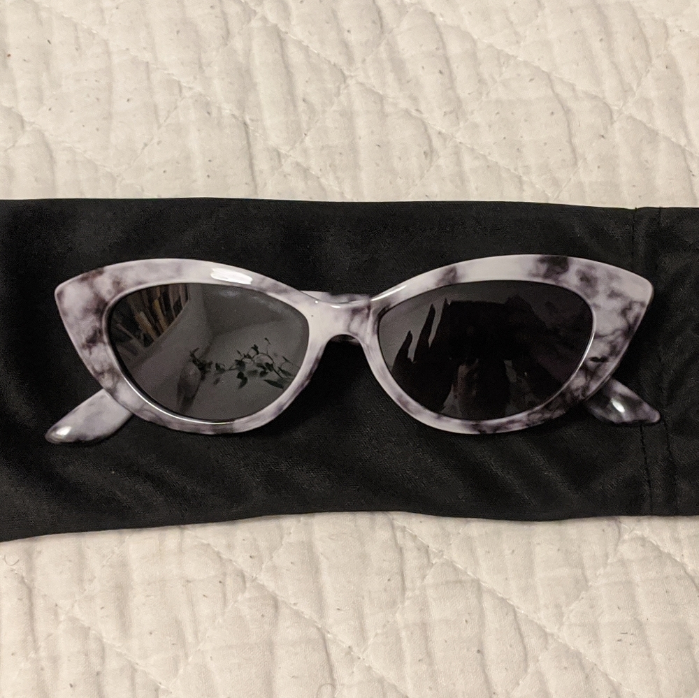 Black and white cat eye sunnies 🕶️